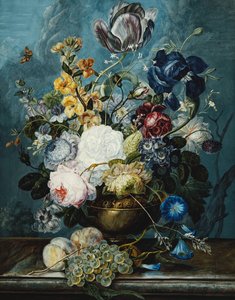 Rosen, eine Tulpe, eine Iris, Dahlien, Lamium, Vergissmeinnicht, Winde, Aurikel und Rittersporn in einer Vase mit Trauben und Pfirsichen auf einem Steinsims