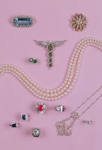 Auswahl an viktorianischem und edwardianischem Schmuck: Aquamarinbrosche, Zehn-Punkte-Sternbrosche, Diamant- und Platinanhänger, Saphir-, Rubin- und Smaragdringe